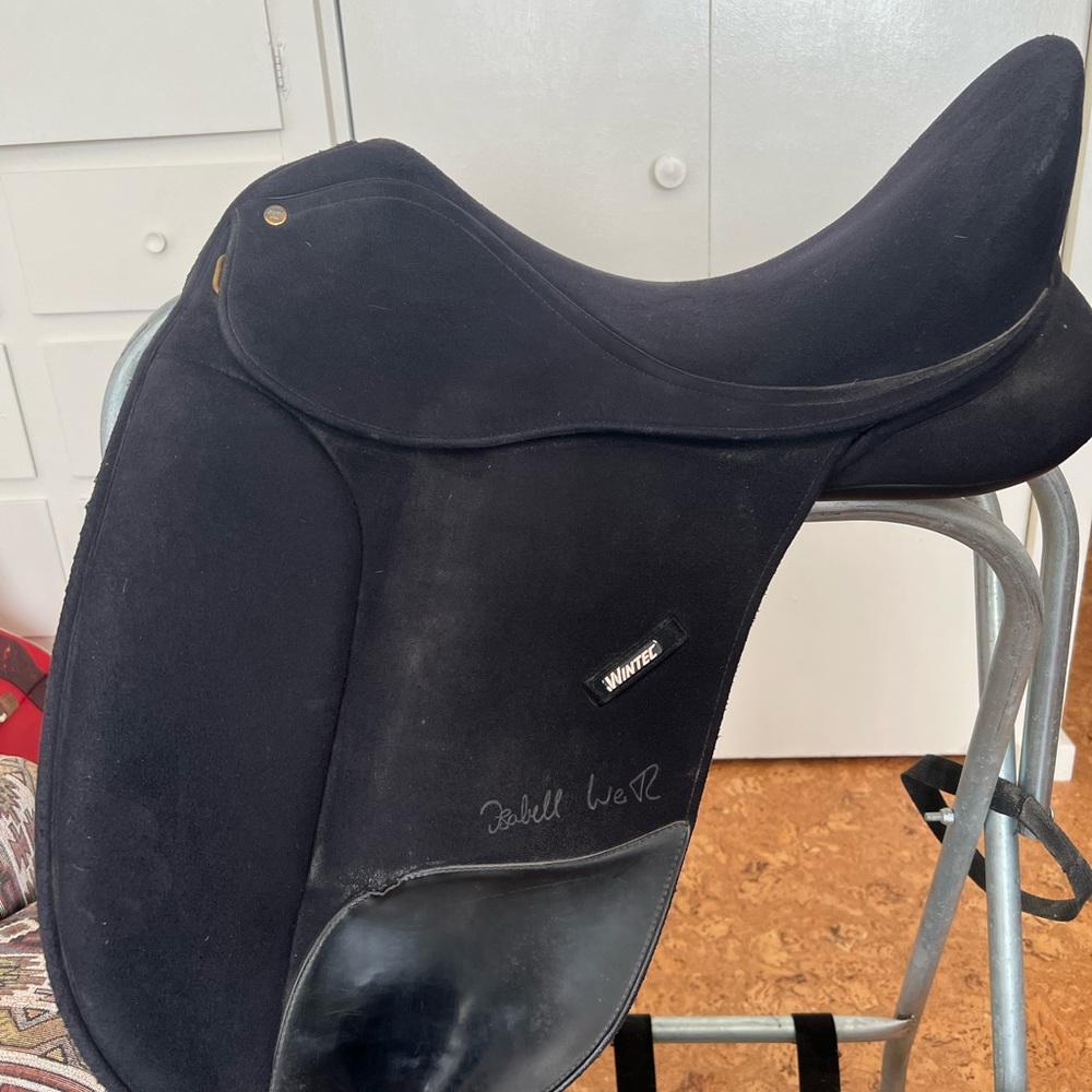 Wintec Isabell Werth dressage saddle CAIR Easy Change gullet system 17.5” black